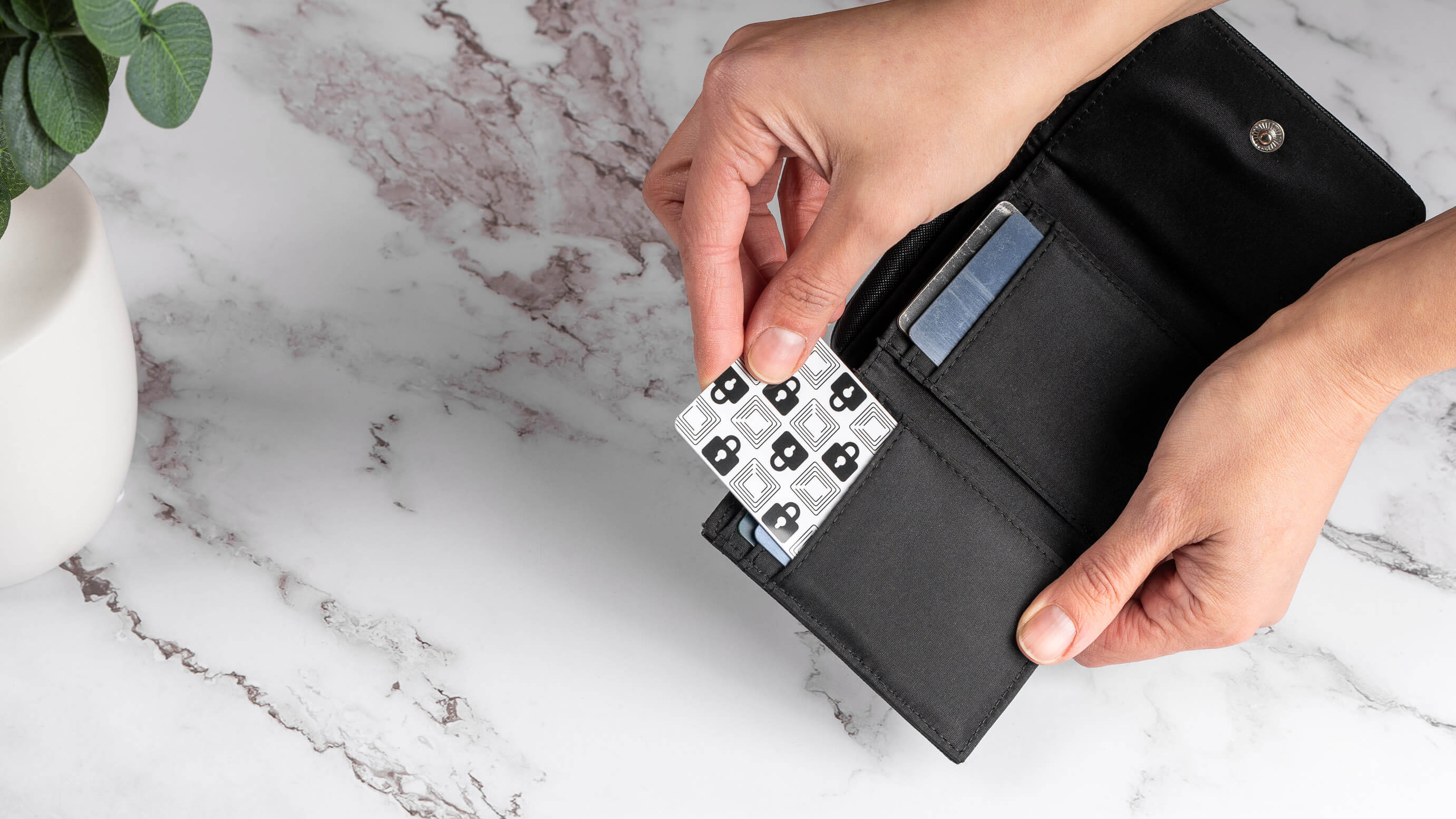 Hackers Can Steal Your Credit or Debit Card Info & ID in Seconds â This New "Shield" Blocks Them Instantly